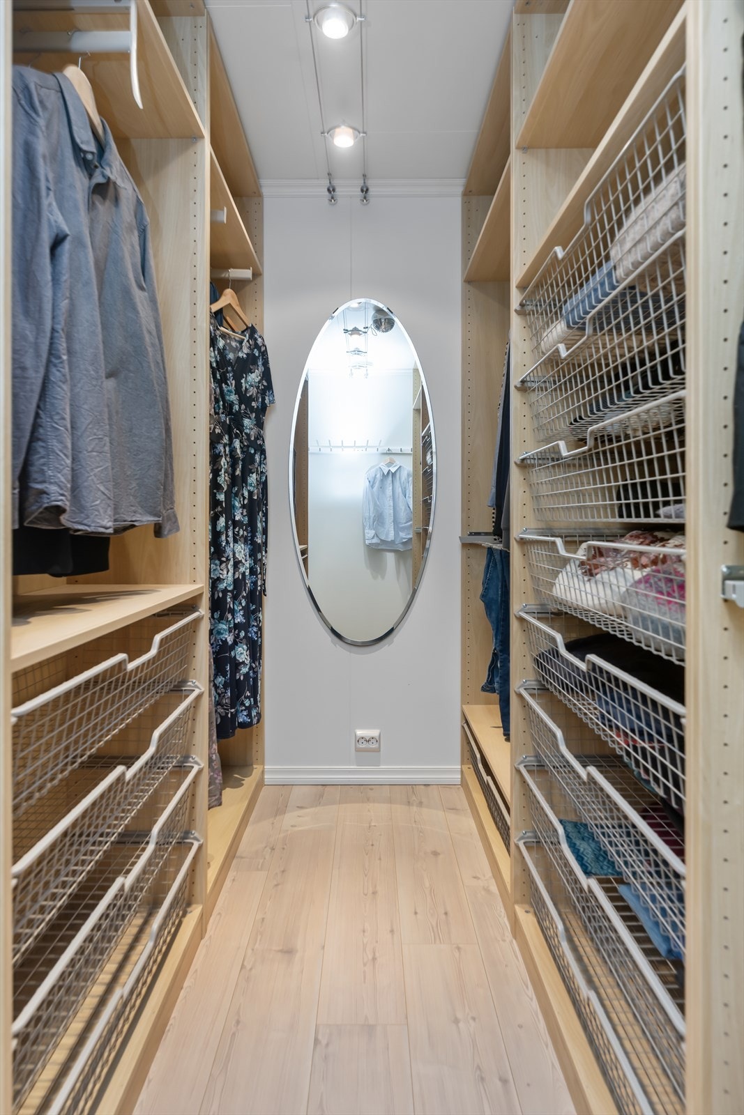 Praktisk klesrom like innforbi det ene soverommet Galleribilde