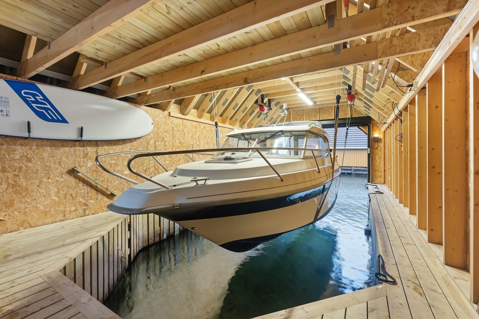 Praktisk båtoppheng i båthuset Galleribilde