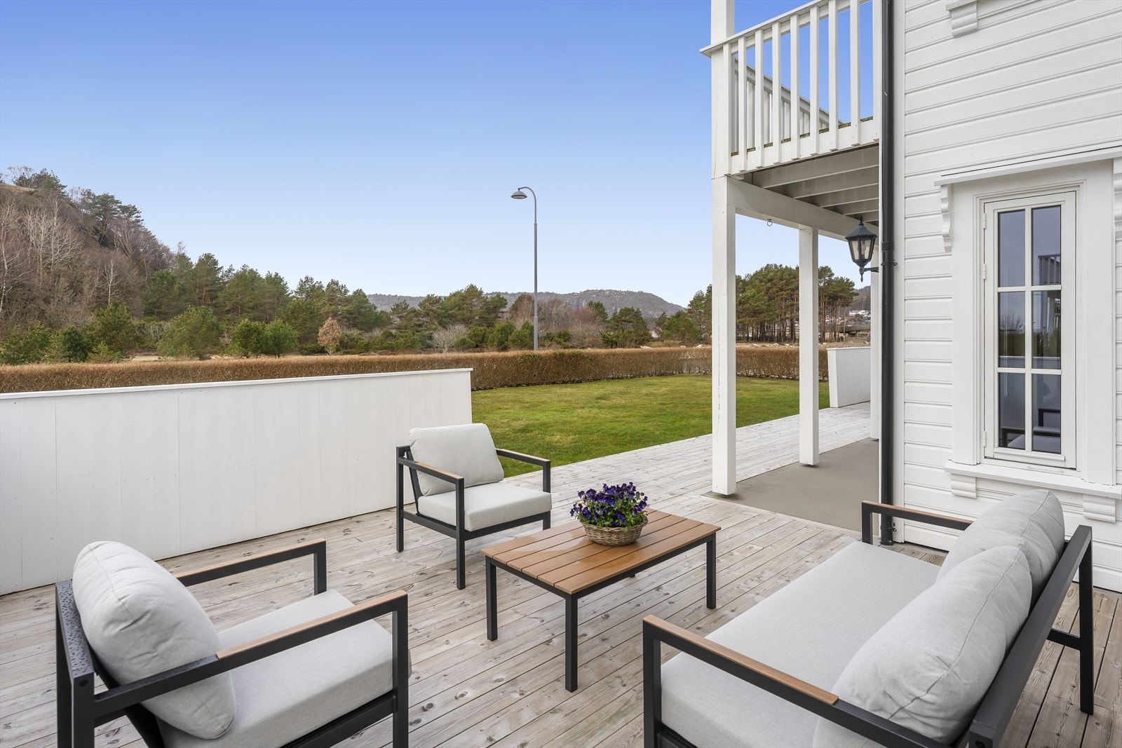 Romslig terrasse med god plass Galleribilde