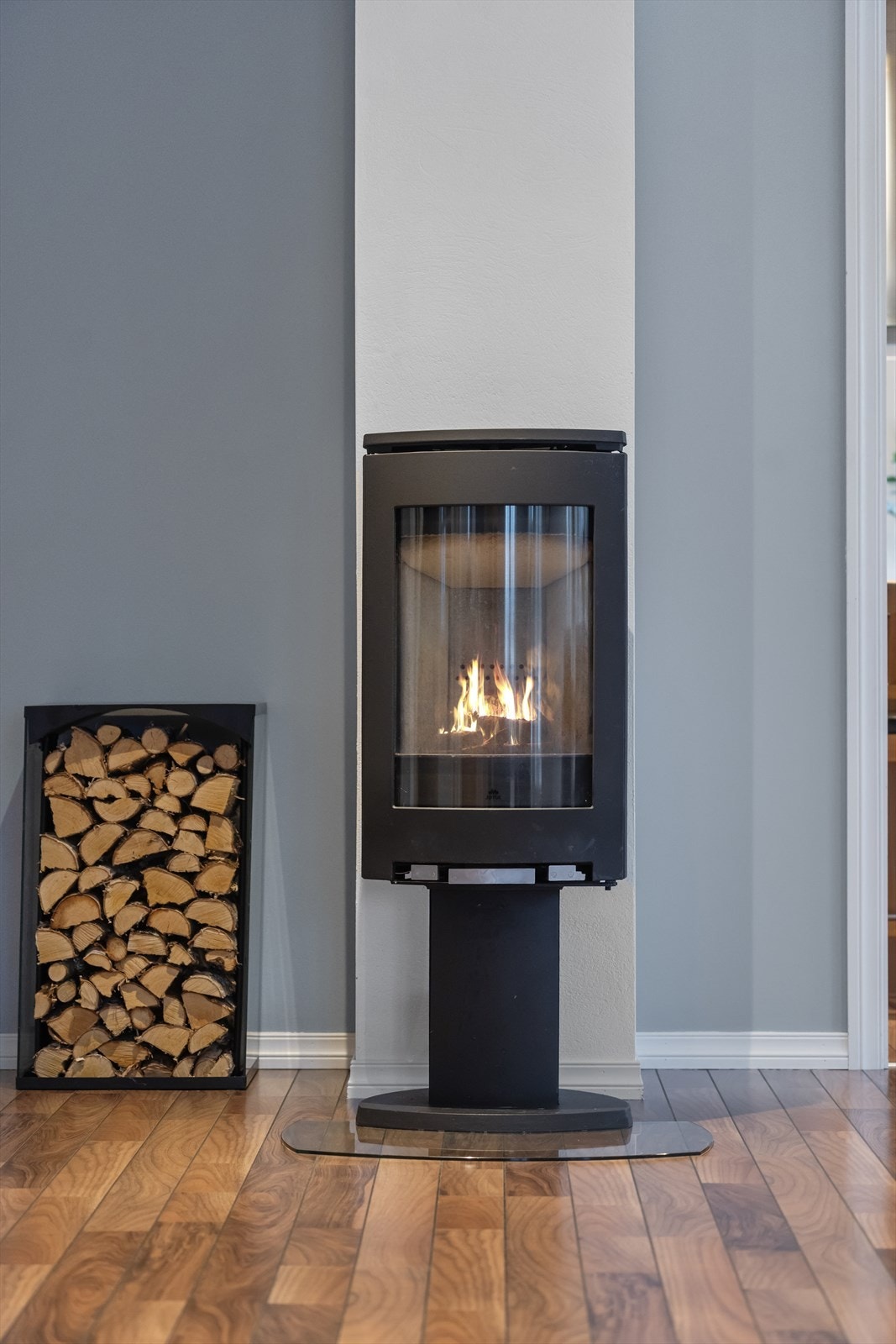 Vedovn og varmepumpe i stue Galleribilde