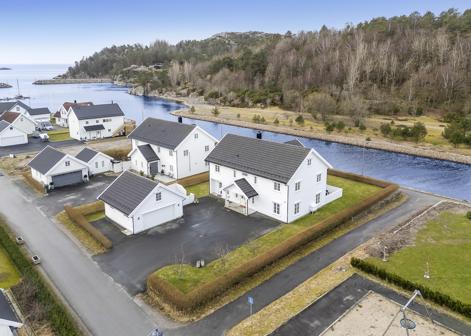 Stort, romslig tun med gode parkeringsmuligheter Galleribilde