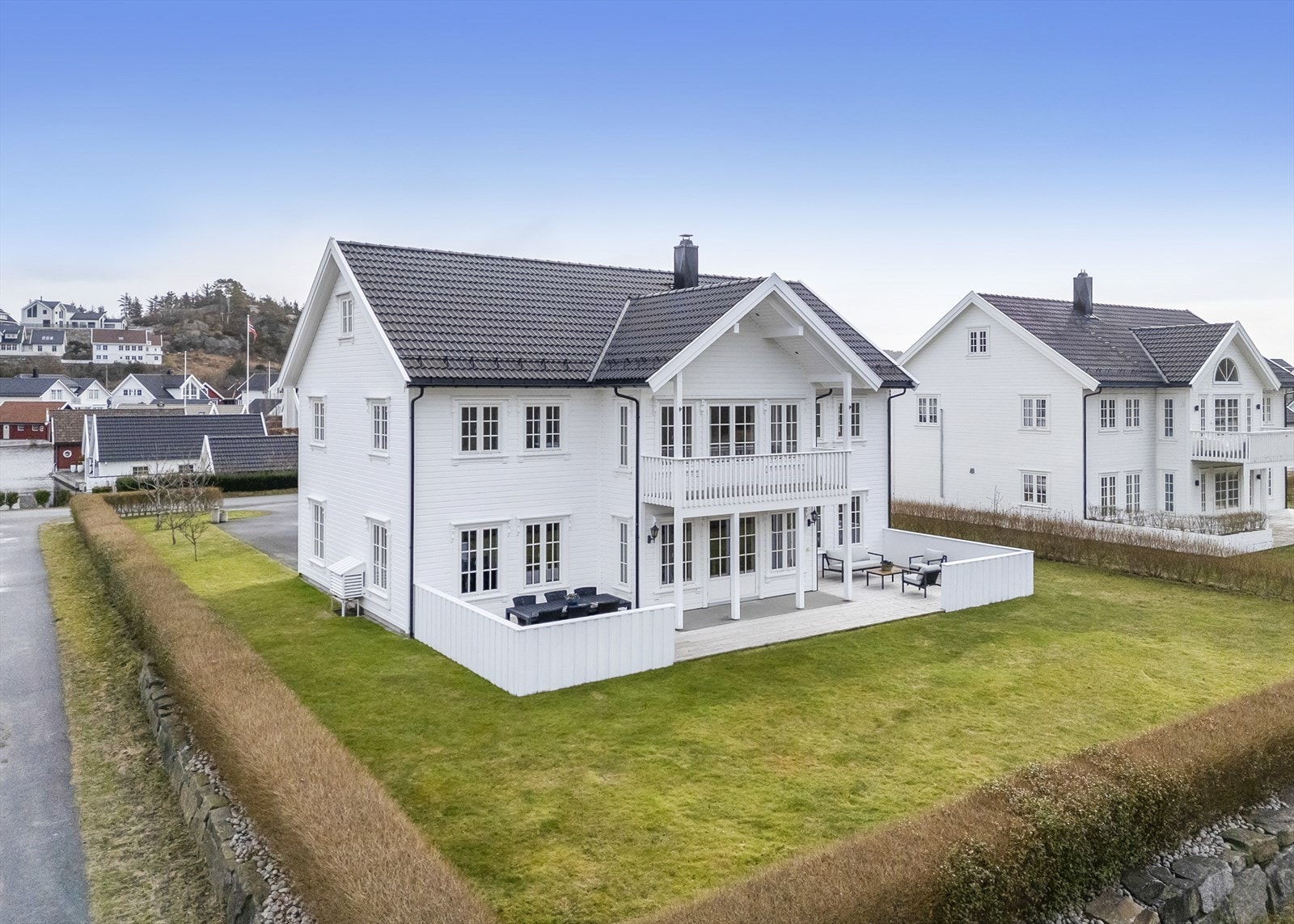 Pent opparbeidet tomt med stor hage Galleribilde