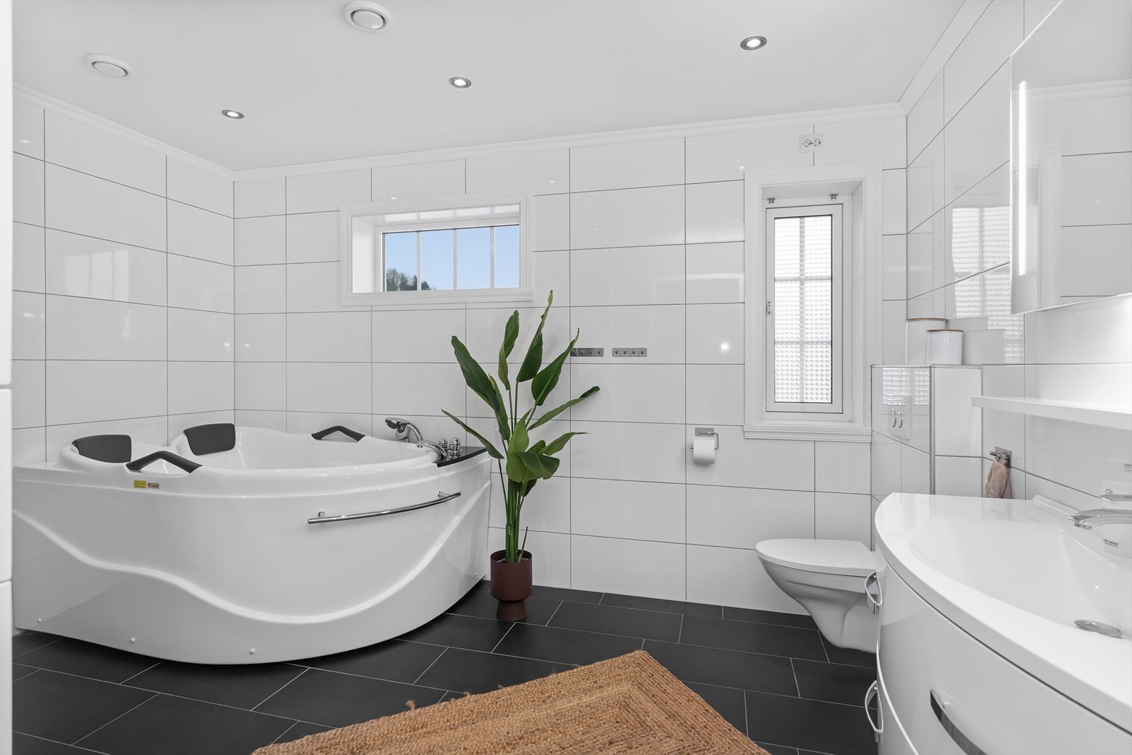 Stort baderom med badekar i 2.etg Galleribilde