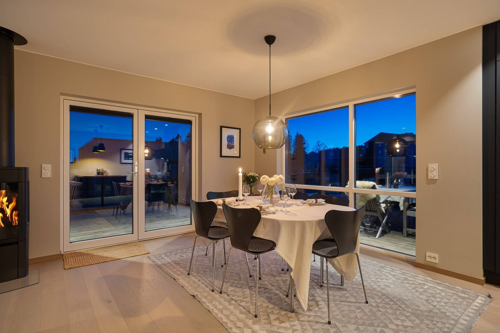 Spisestue med utsyn mot terrasse Galleribilde