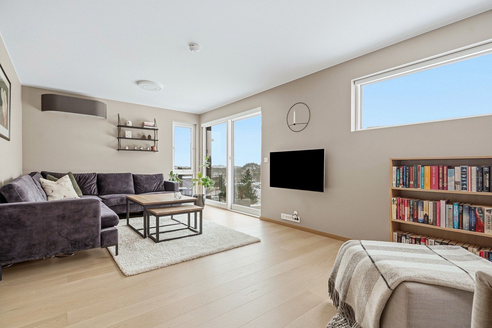 TV-stue i underetasje - her er det installert varmepumpe for en behagelig og jevn temperatur. Galleribilde