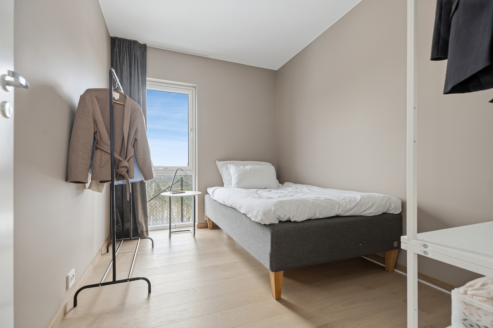 Soverom 2 med god plass til seng og tilhørende møblement. Galleribilde