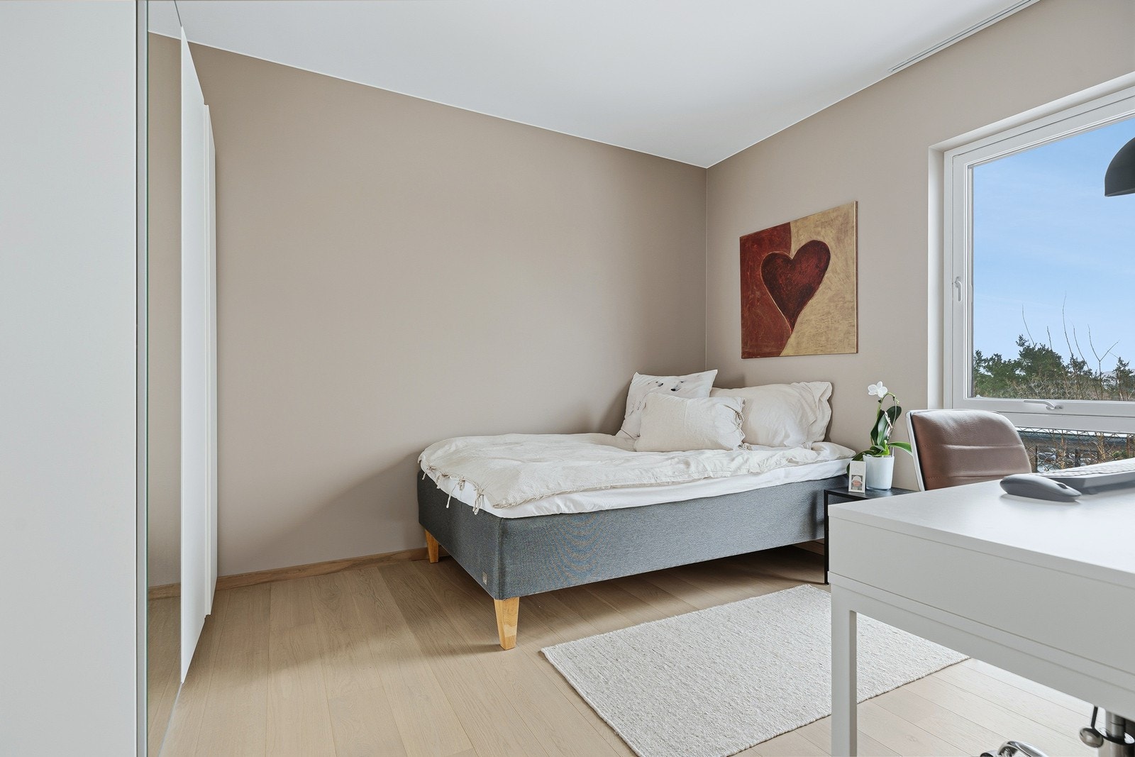 Soverom 3 - God plass til dobbeltseng og oppbevaringsplass. Galleribilde