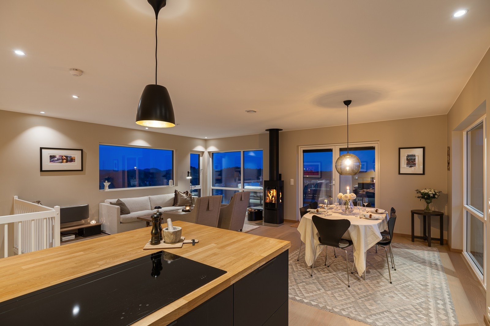 Åpen og sosial løsning i stue/kjøkken Galleribilde