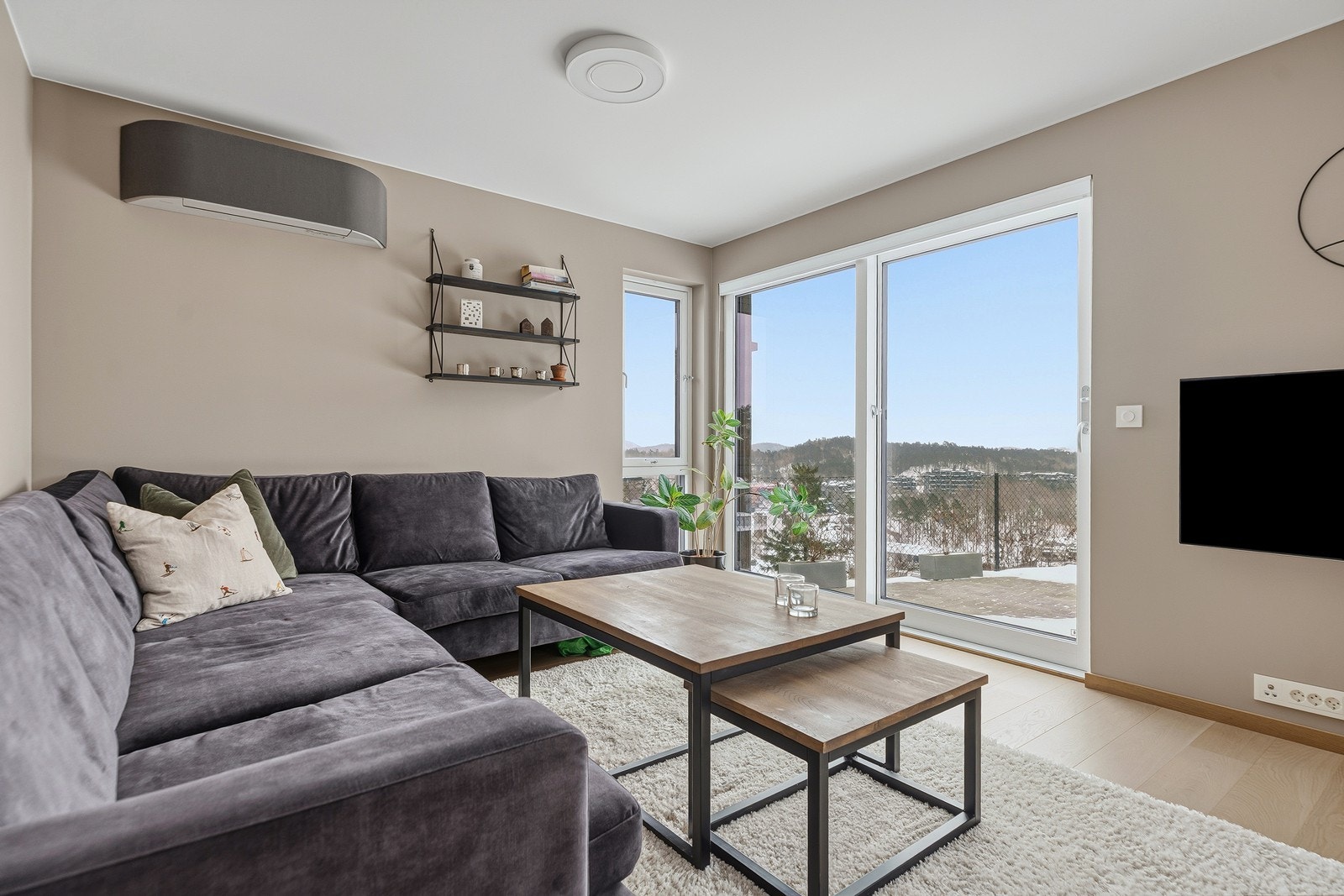 Tv-stuen har god plass til en romslig sofakrok Galleribilde