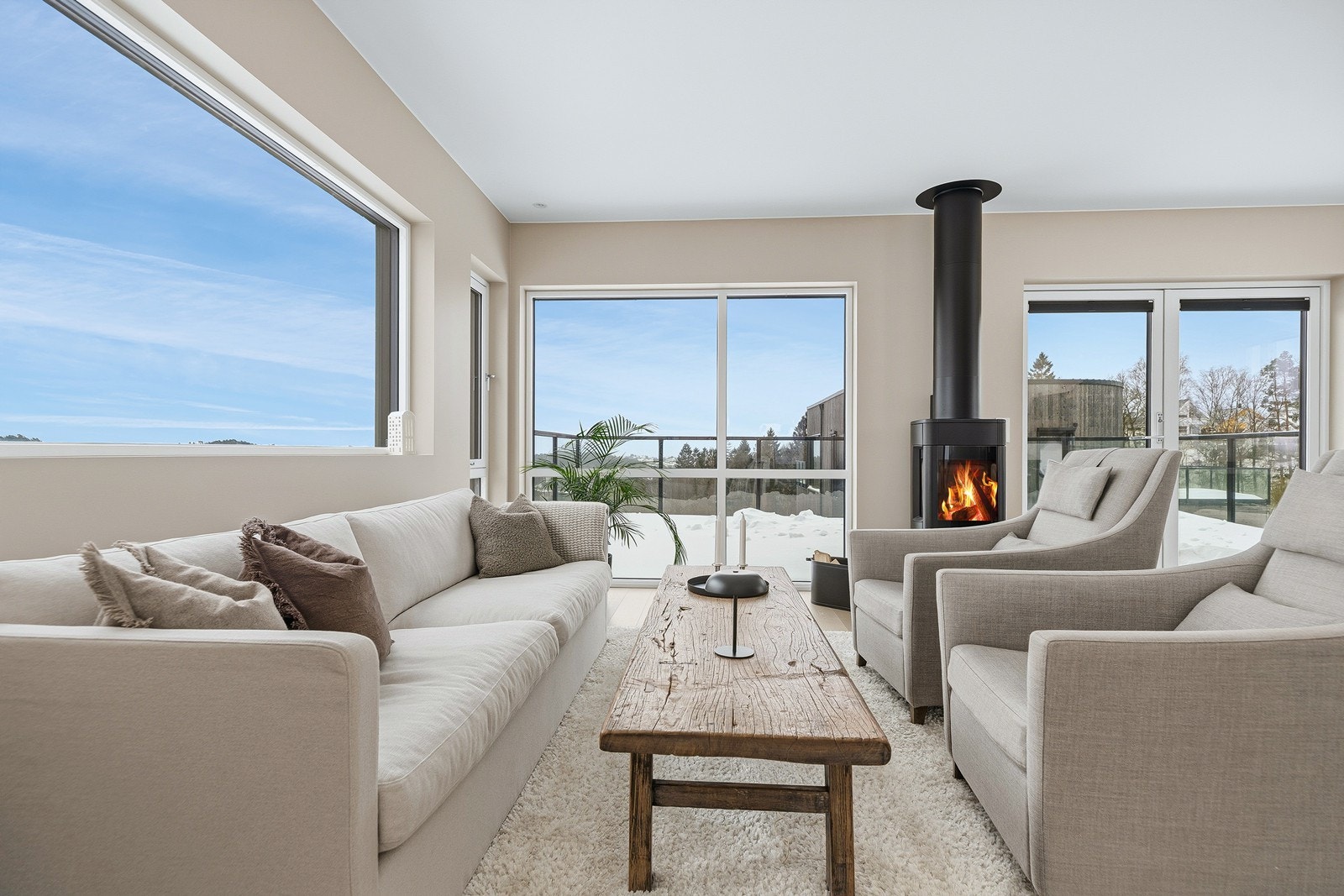 I stuen er det god plass til sofagruppe med tilhørende møblement Galleribilde