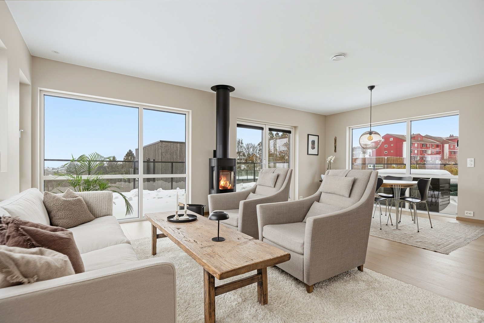 Flott stue med store vindusflater - Stuen oppleves enkel å møblere med naturlig plass til sofagruppe og spisegruppe. Galleribilde