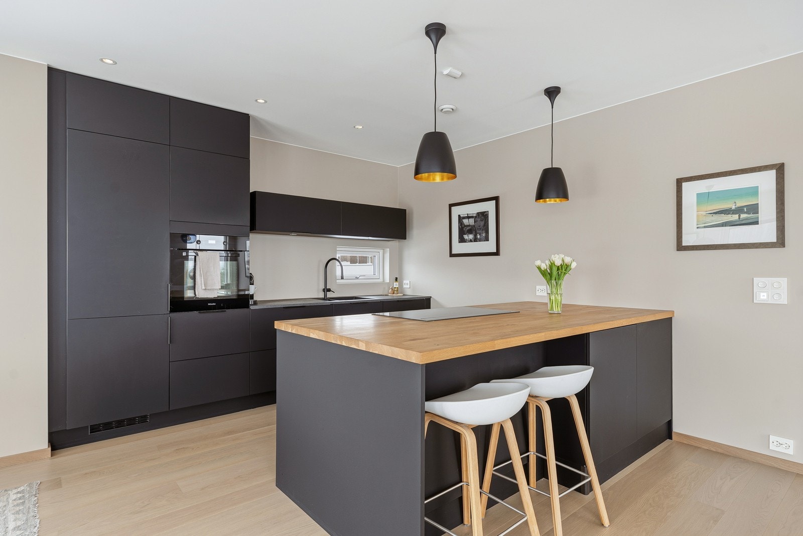 Det er god oppbevaring- og benkeplass. Galleribilde