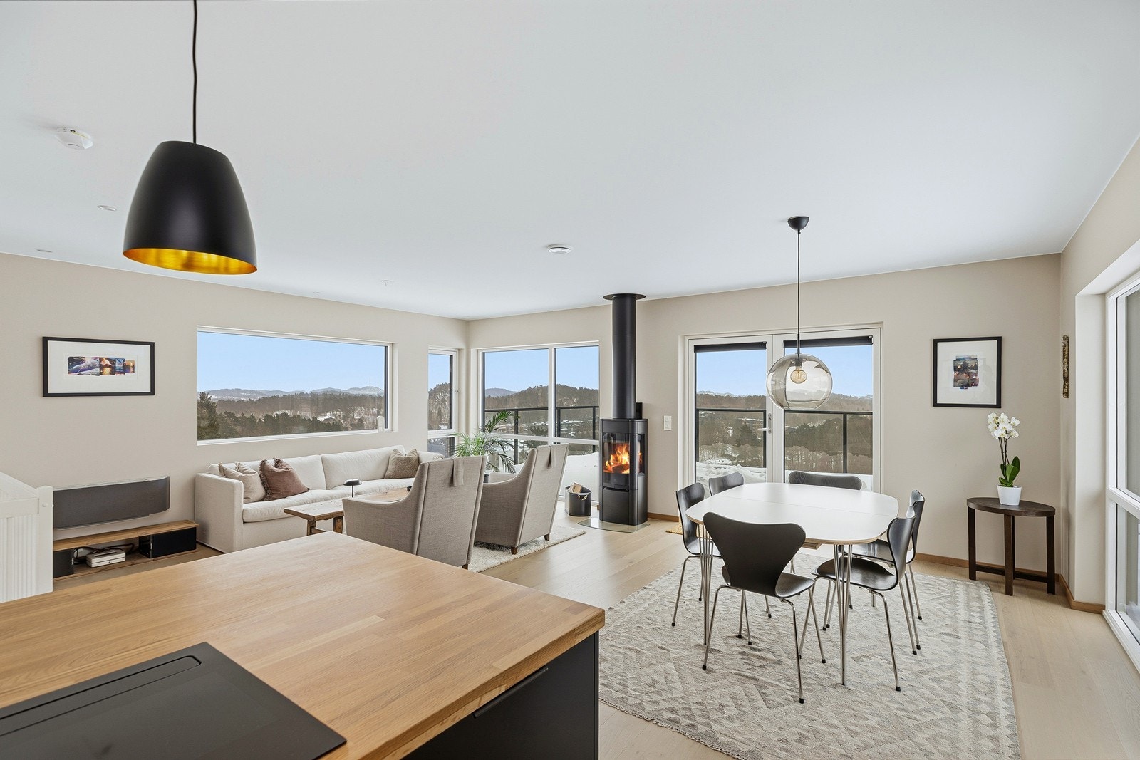 Innholdsrik, flott og funksjonell bolig over to plan med god planløsning og rikelig plass for hele familien. Galleribilde