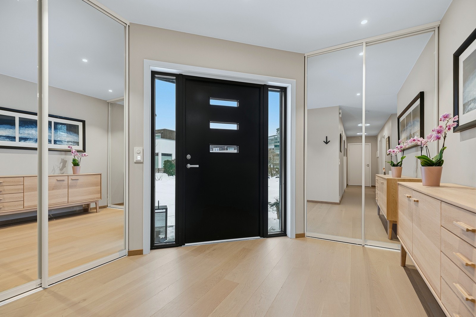 Velkommen inn! her er det godt med oppbevaringsplass i skyvedørsgarderoben. Galleribilde