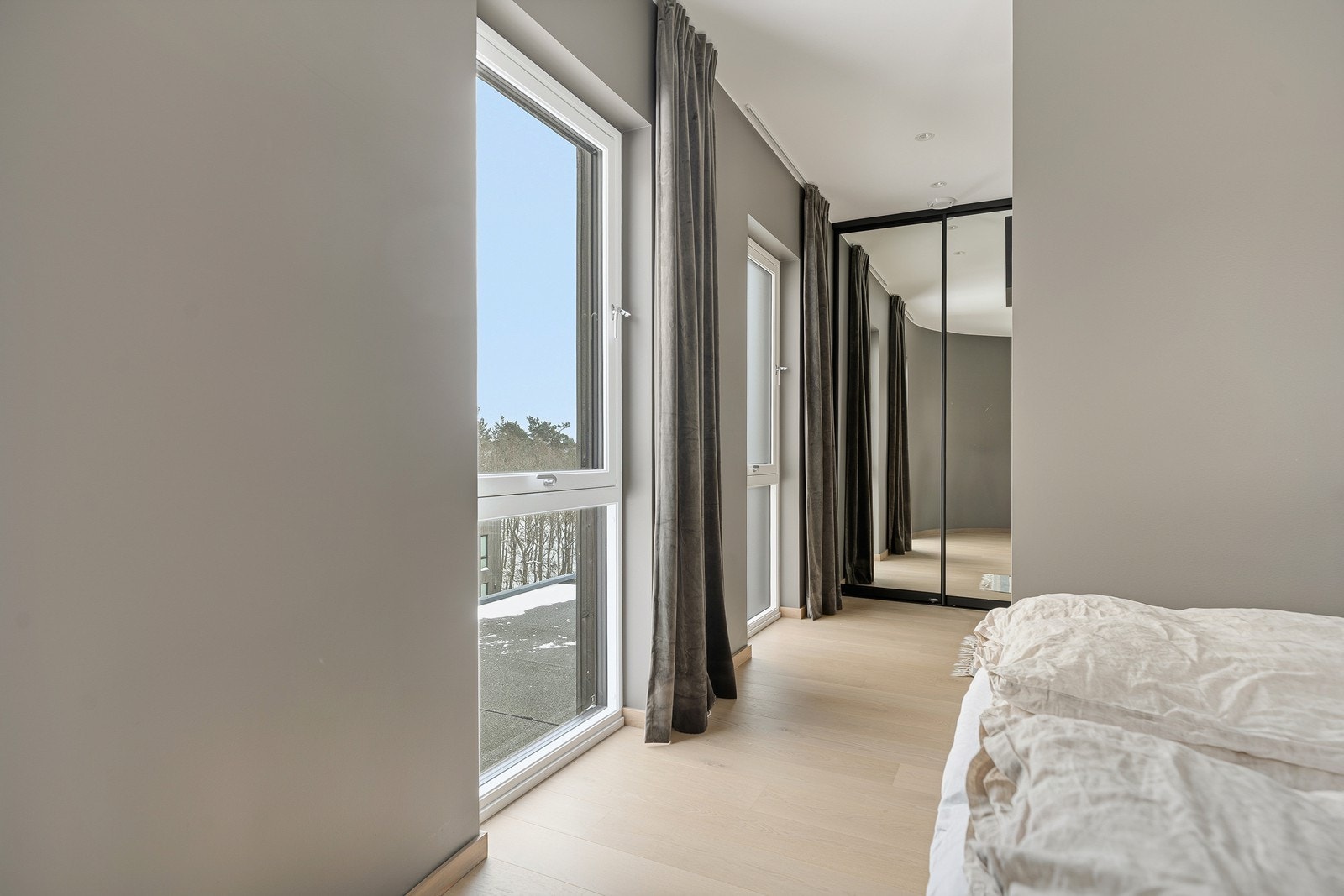 Oppbevaring i skyvedørsgarderobe Galleribilde