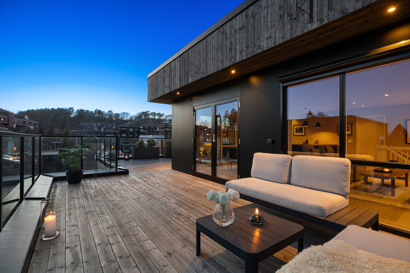 Fantastiske uteområder med god plass til flere sittegrupper og tilhørende møblement Galleribilde