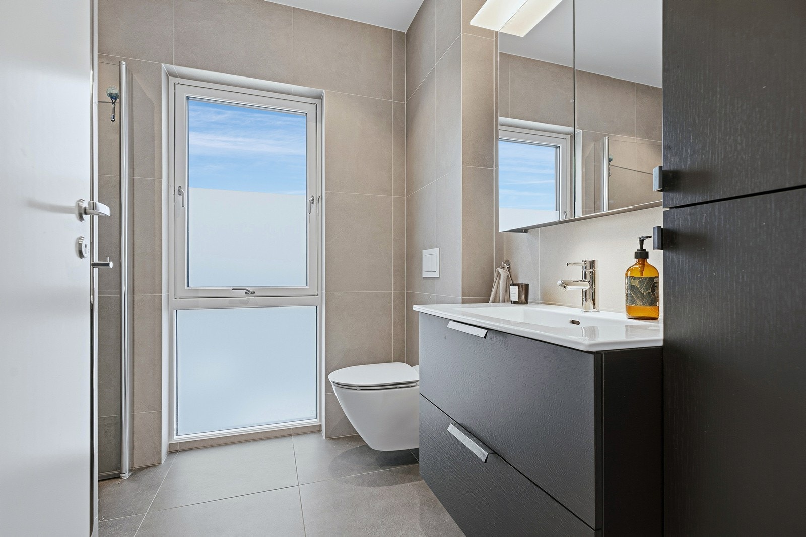 Baderom tilknyttet hovedsoverom Galleribilde