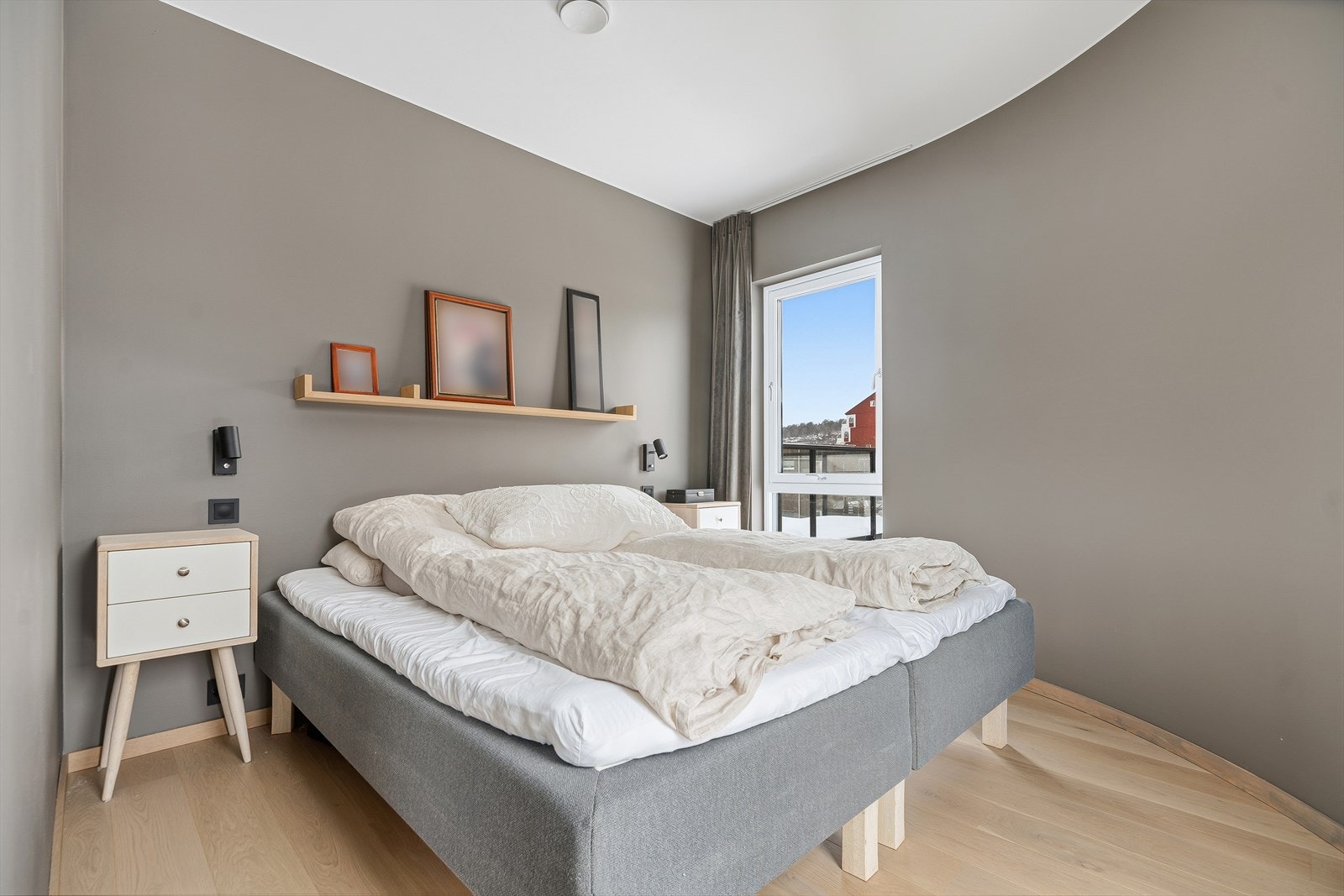 Boligens hovedsoverom er av god størrelse emd god plass til dobbeltseng med tilhørende møblement Galleribilde