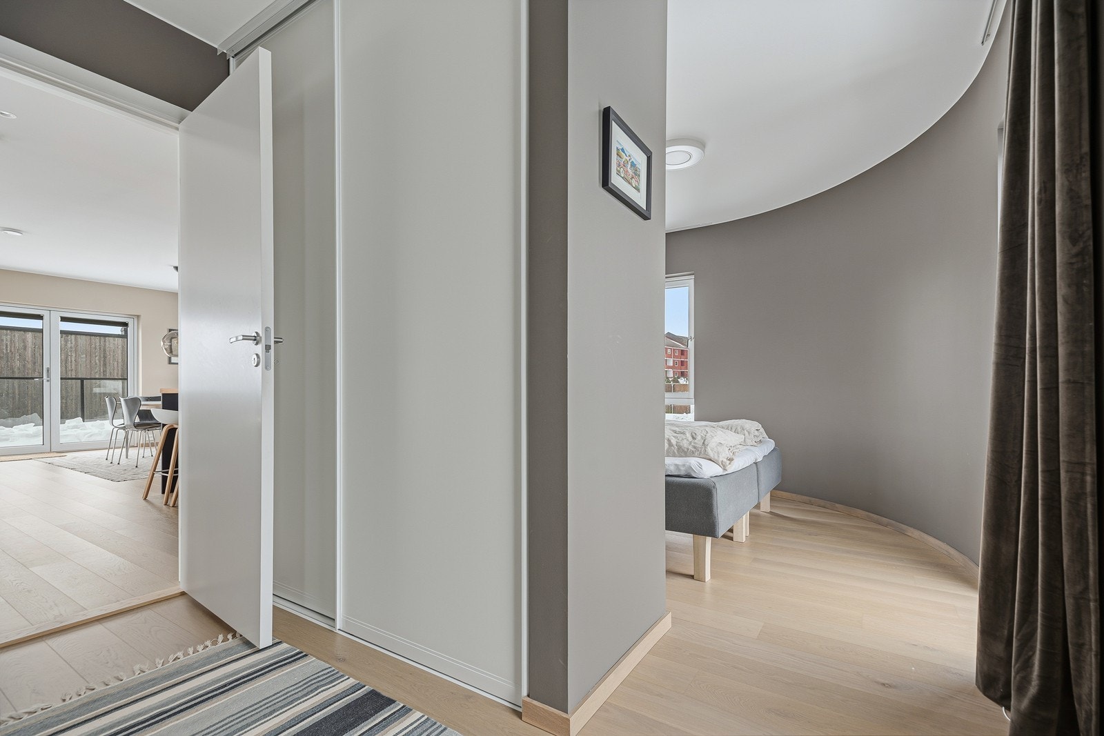 God oppbevaringsplass i skyvedørsgarderoben. Galleribilde