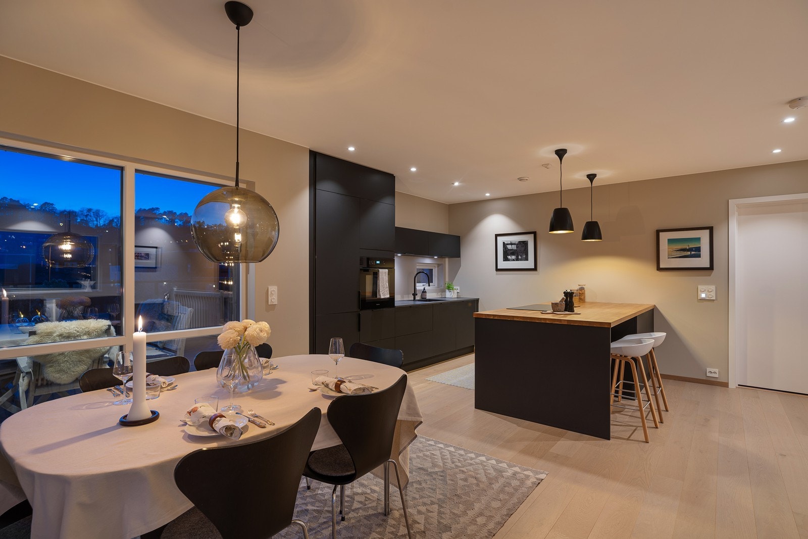 Meget flott kjøkken med god oppbevaringsplass - og benkeplass Galleribilde