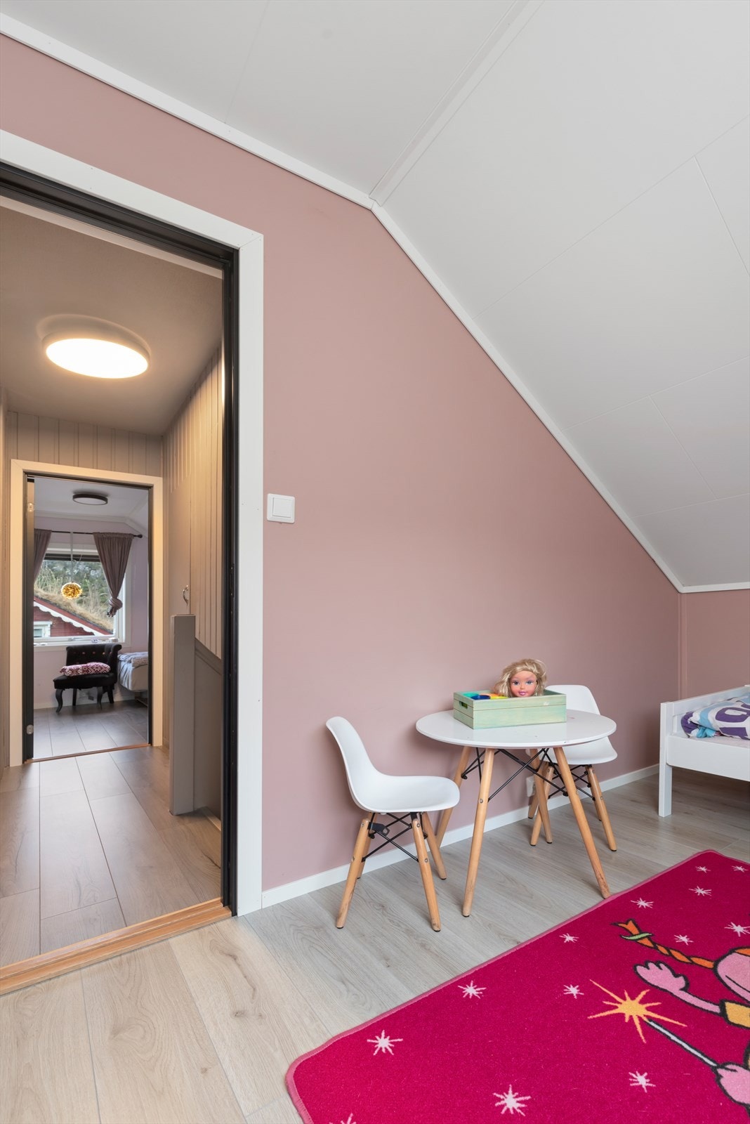Soverom 2 på loft | rommet er i byggegodkjente tegninger angitt som "rom", og det er uklart hva som har vært ment med dette i 1961 | se mer informasjon om dette i prospektet Galleribilde