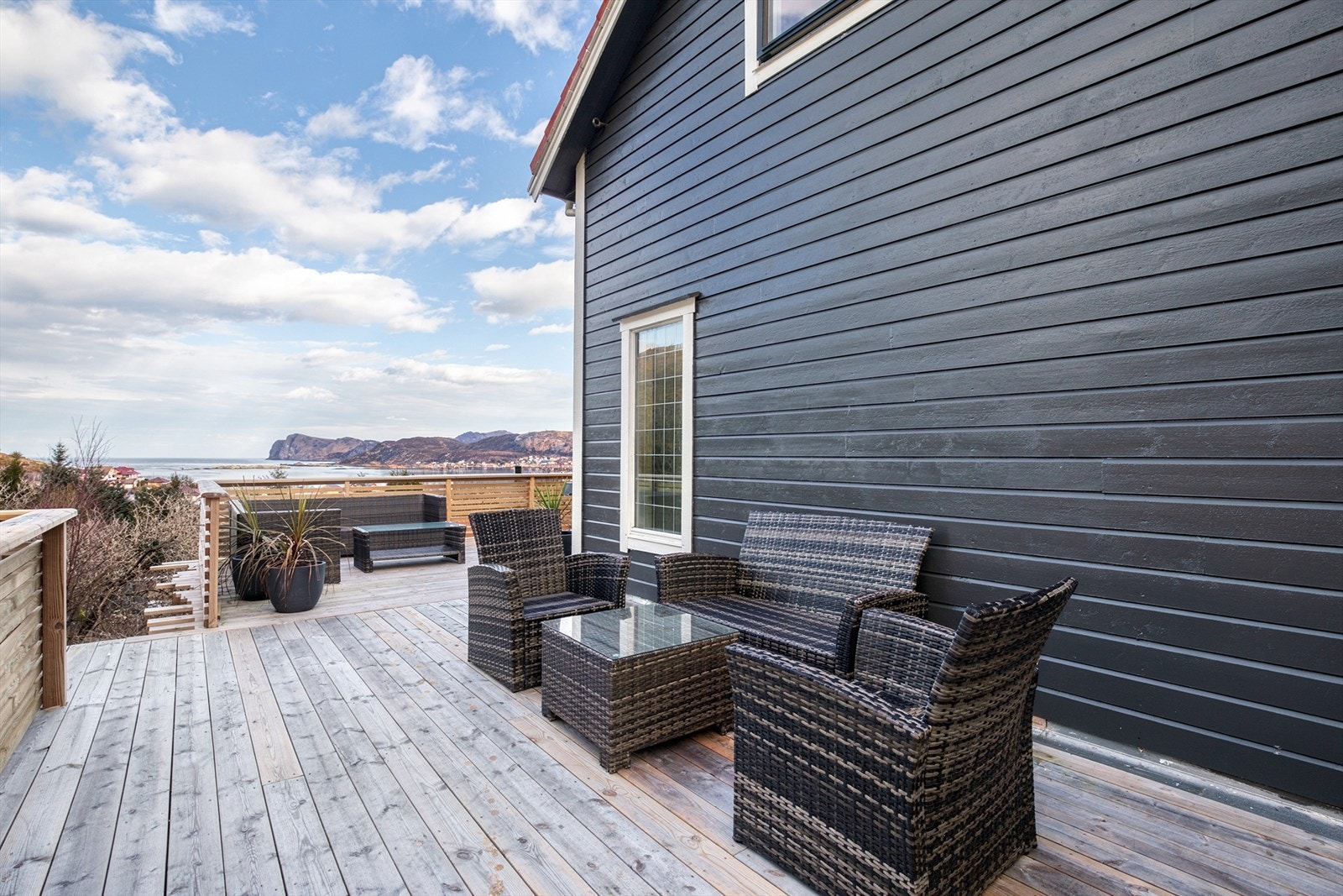 Stor terrasse ved hovedetasje på ca. 42 m² ble utvidet og forsterket, og med nytt terrassedekke, levegger og rekkverk i 2024 Galleribilde