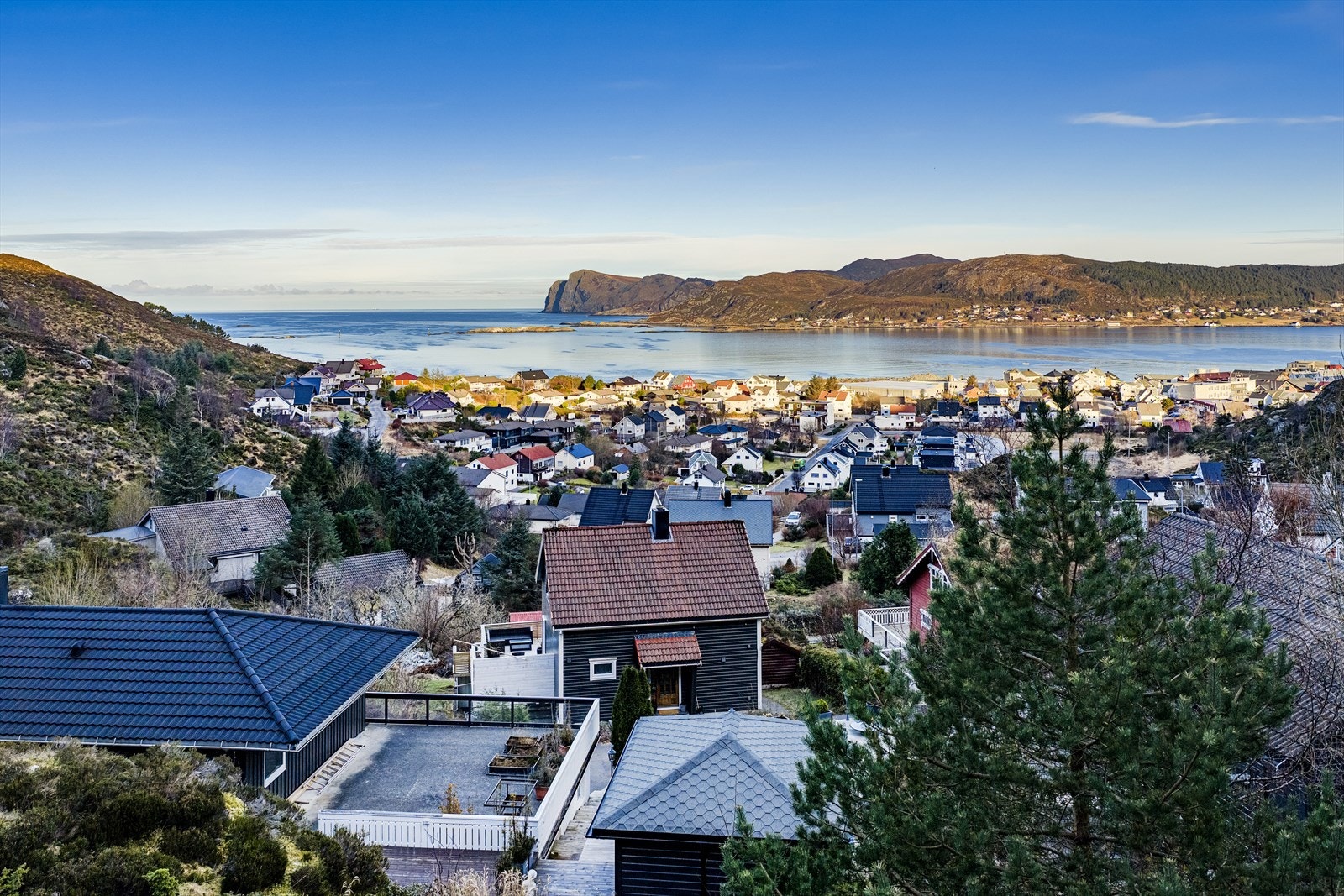 Boligen ligger øverst i Huldalen, med gangavstand til barnehage og Fosnavåg sentrum, men ellers også med kort vei til skoler, idrettsanlegg og Sunnmørsbadet Galleribilde