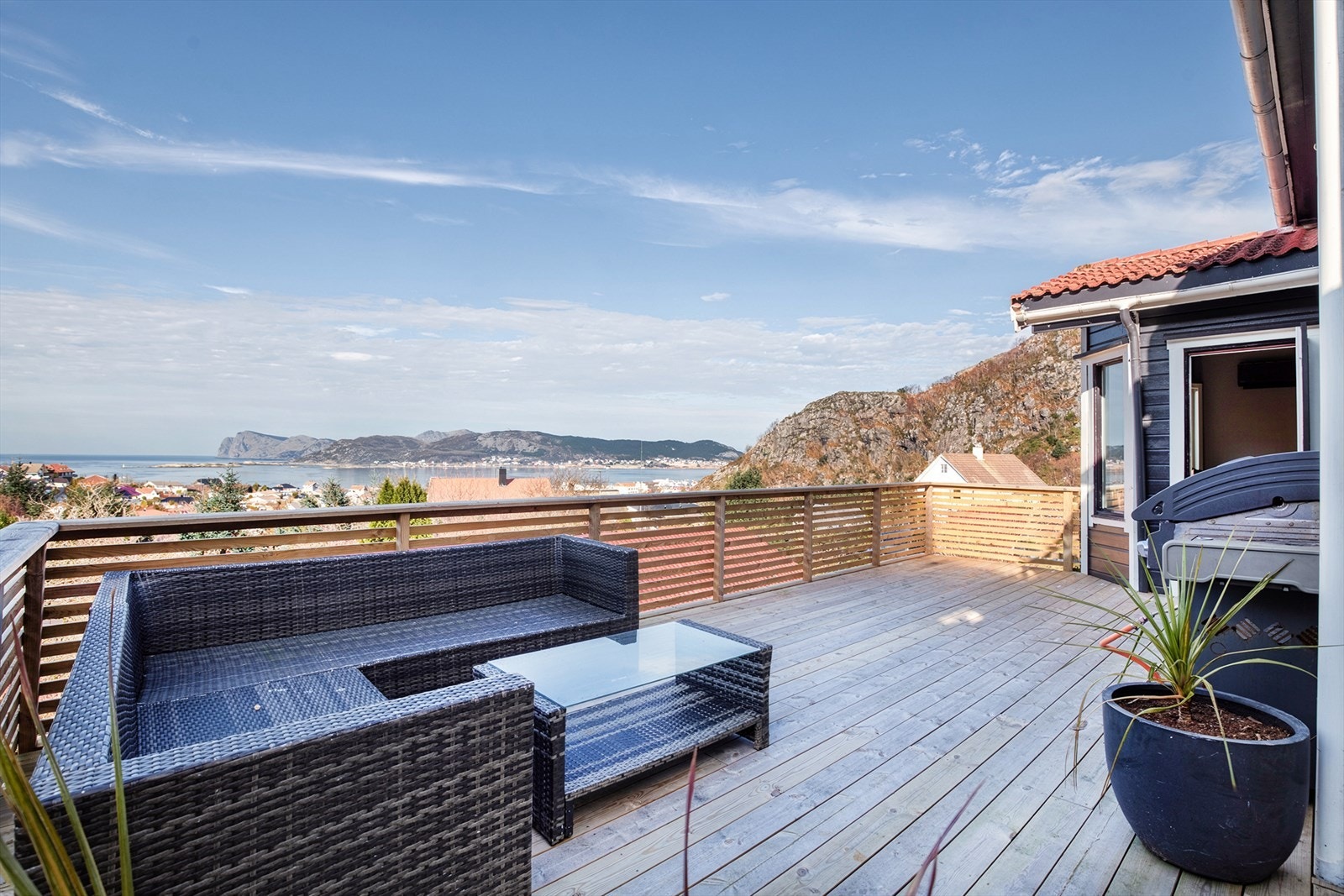 Stor terrasse ved hovedetasje på ca. 42 m² ble utvidet og forsterket, og med nytt terrassedekke, levegger og rekkverk i 2024 | her er det nydelig utsikt mot sjøen, havet og øyene utenfor Galleribilde