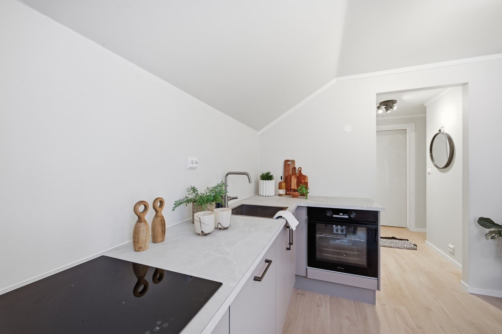 Fra gang kommer man inn til et flott kjøkken Galleribilde