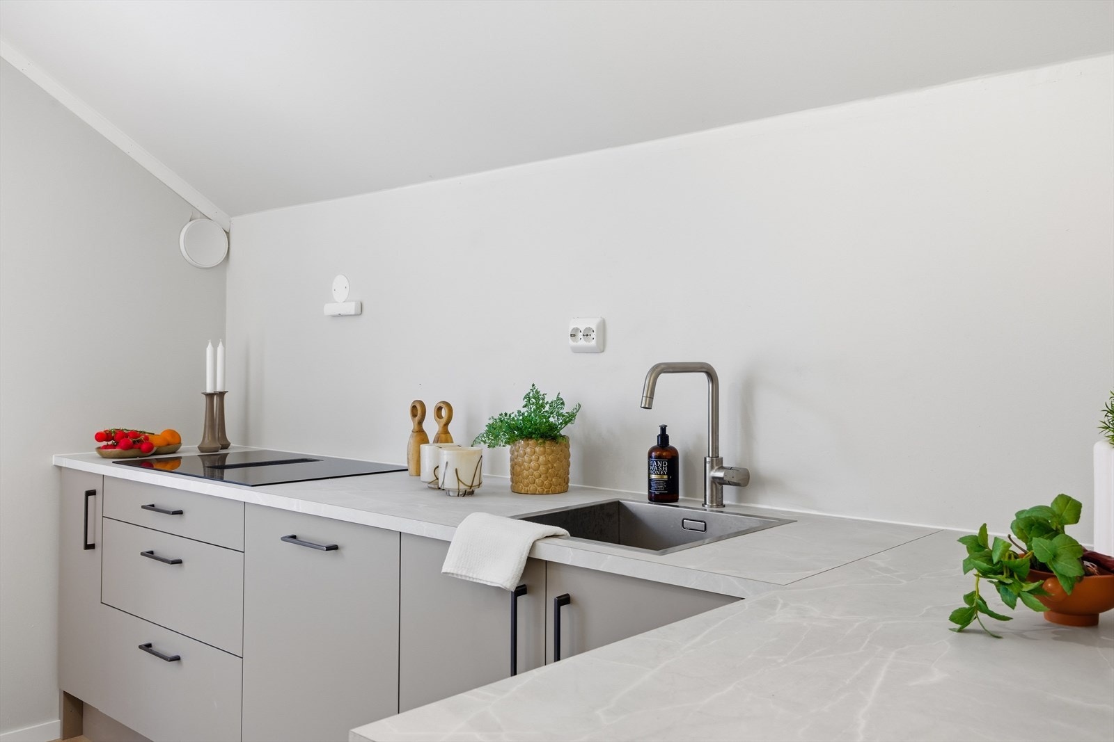 Kjøkkenet har en moderne utforming, med godt med skap- og skuffeplass, samt romslig benkeplate Galleribilde