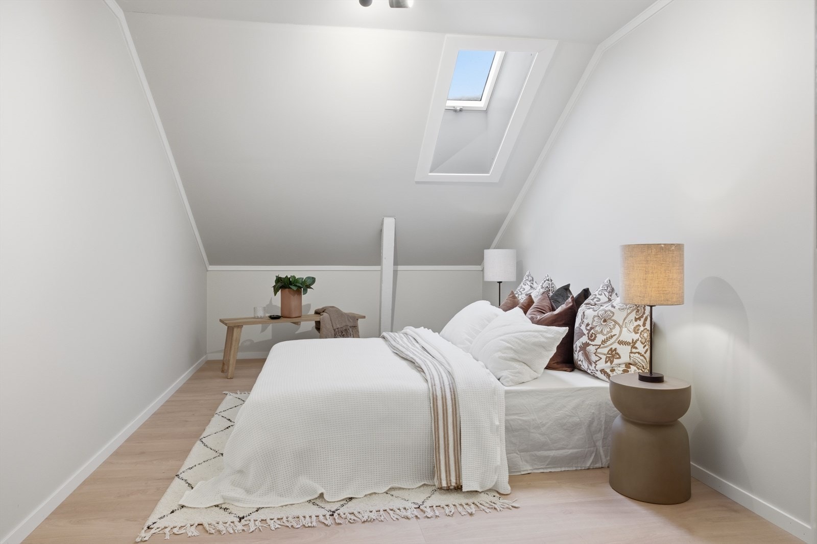 Leiligheten har et romslig soverom - nytt takvindu i 2026 Galleribilde