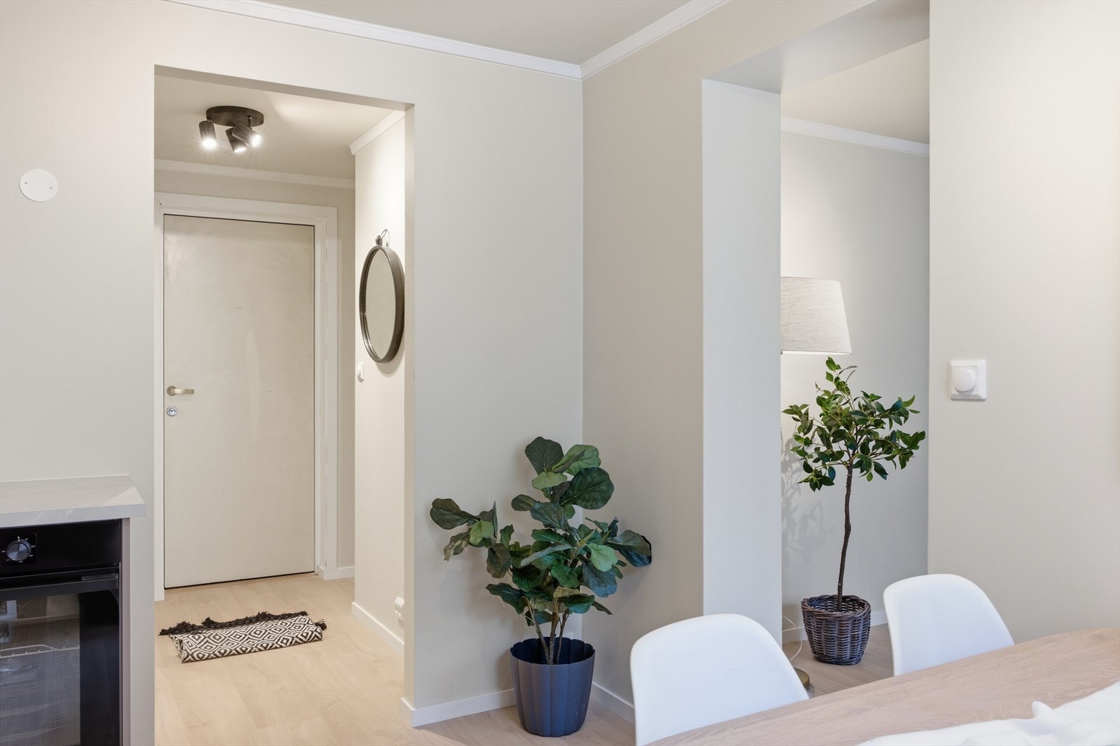 Videre fra kjøkken er det adkomst inn til stue Galleribilde