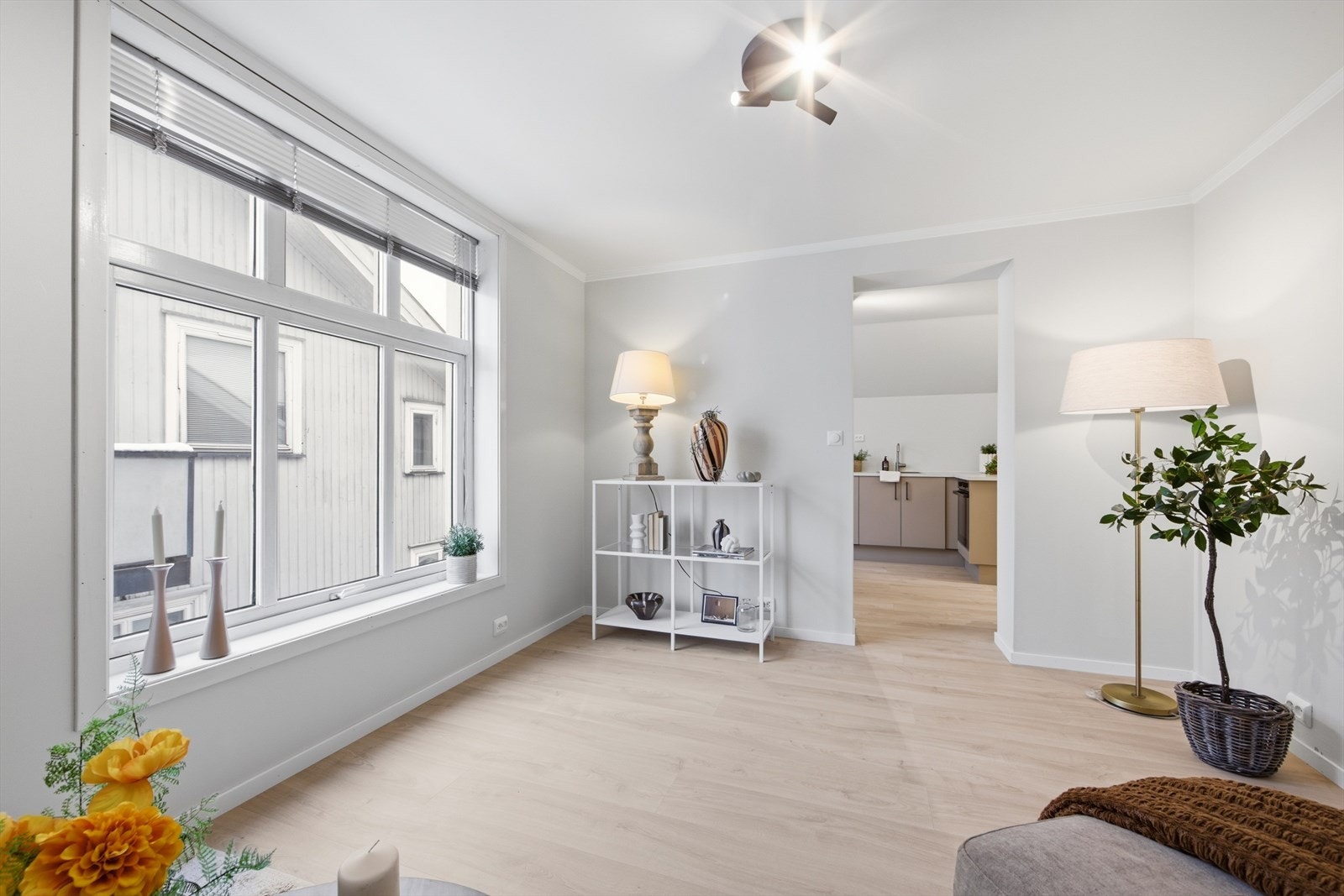 Stuen er lys og trivelig - med stort vindu som gir rikt med lysinnslipp Galleribilde