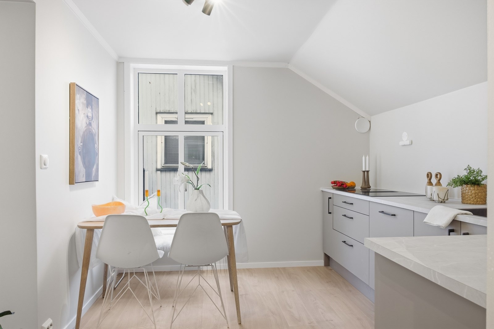 Kjøkkenet er meget hyggelig, med både romslig innredning og plass for spisebord Galleribilde