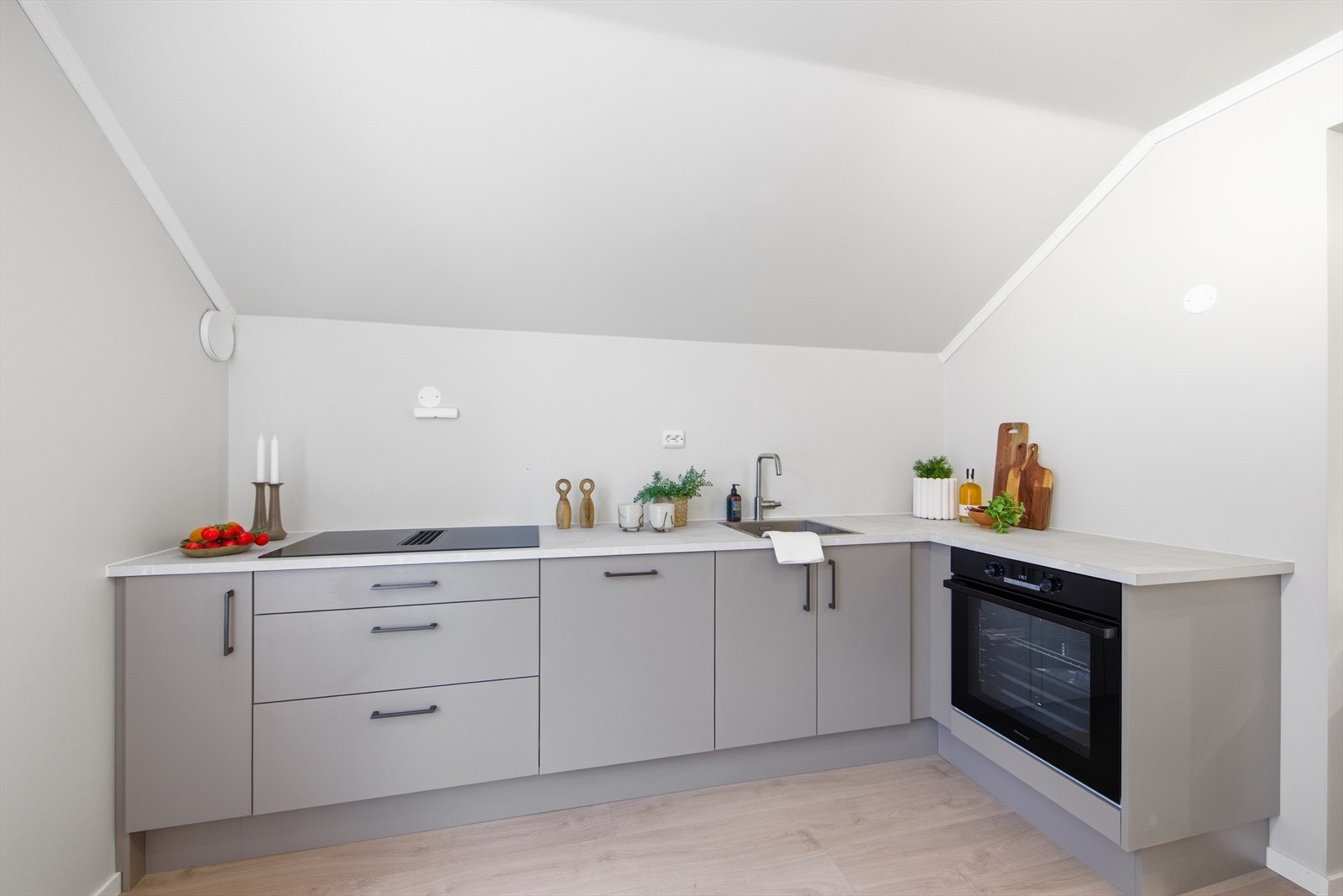 Kjøkkenet er meget delikat, med glatte overflater og integrerte hvitevarer Galleribilde