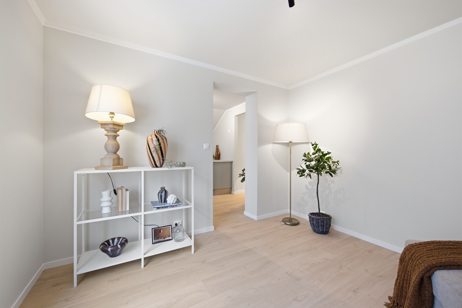 God plass for sofa med tilhørende tv-møblement Galleribilde