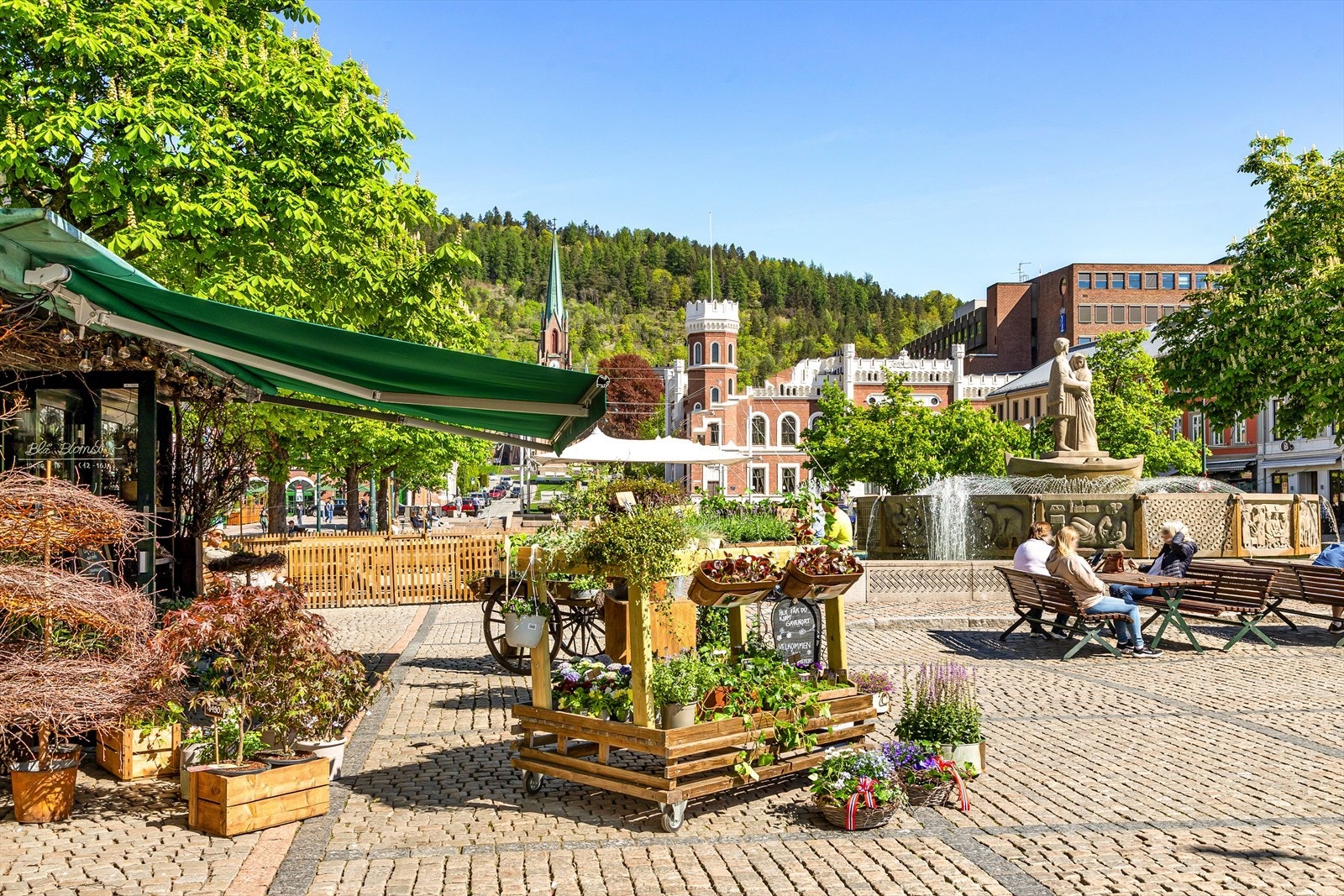 Bragernes torg byr på en rekke handels- og servicetilbud Galleribilde