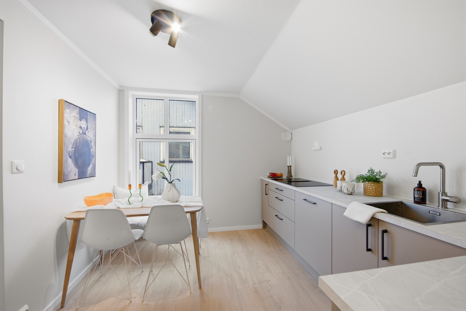 Dette er en meget delikat og nyoppusset leilighet i 2. etasje i sjarmerende bygård Galleribilde