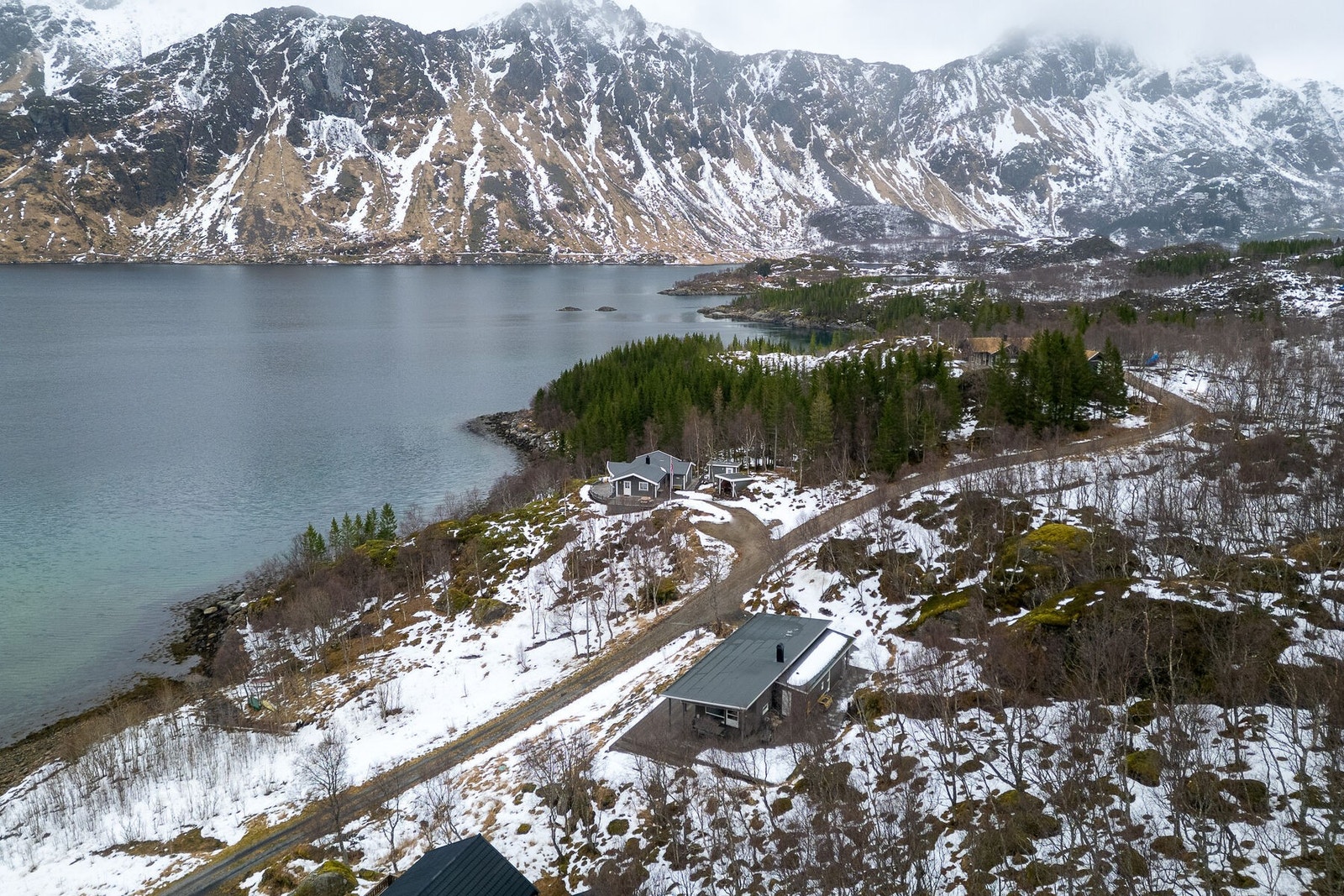 Området består av spredt fritidsbebyggelse, med en kombinasjon av nyere hytter og enkelte eldre boliger som i dag benyttes som fritidseiendommer Galleribilde