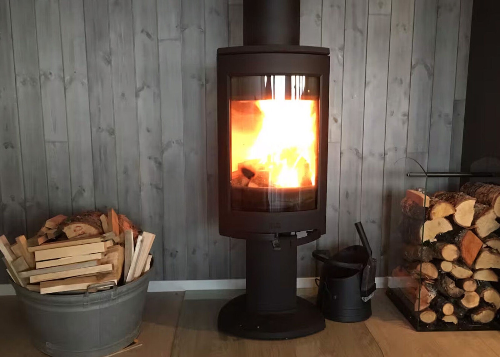Stilren vedovn som gir god varme og et moderne uttrykk | Foto: selger Galleribilde