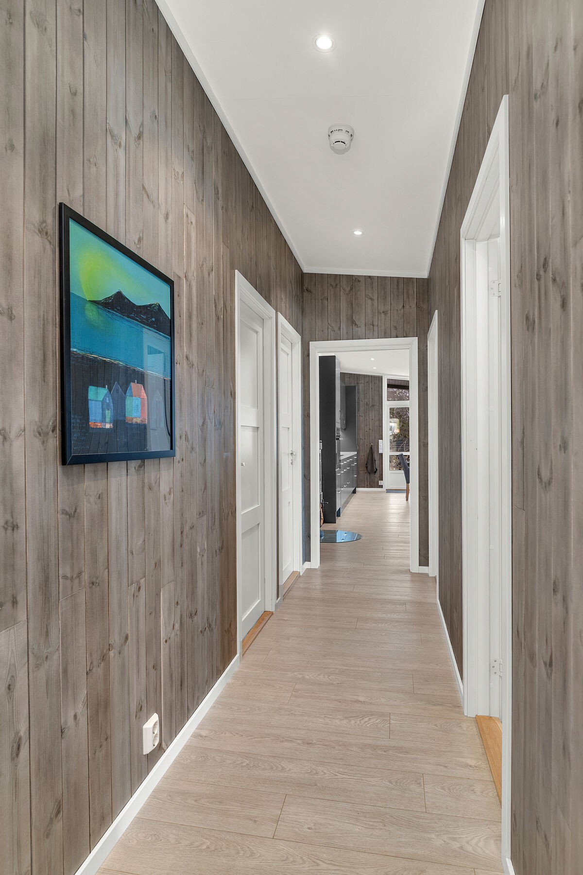 Gang med videre adkomst til tre soverom, disponibelt rom, bad/badstue, stue og kjøkken Galleribilde