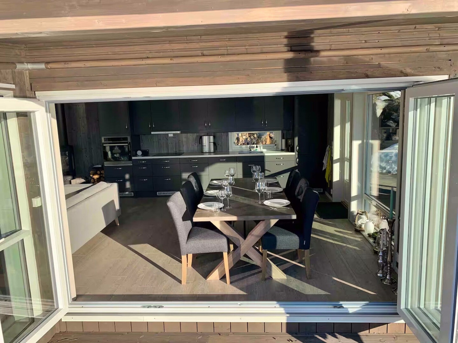 Hyggelig spiseplass, med skyvedører som åpner opp rommet | Foto: selger Galleribilde