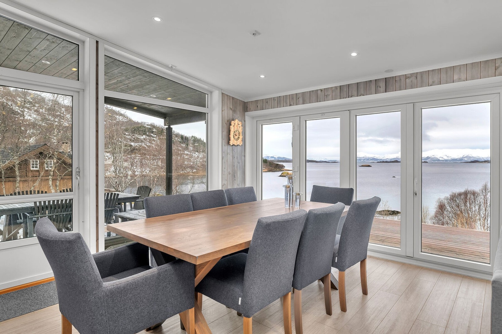 Store vindusflater i stuen gir meget godt lysinnslipp, samt utsikt til vakre naturomgivelser i flere retninger Galleribilde