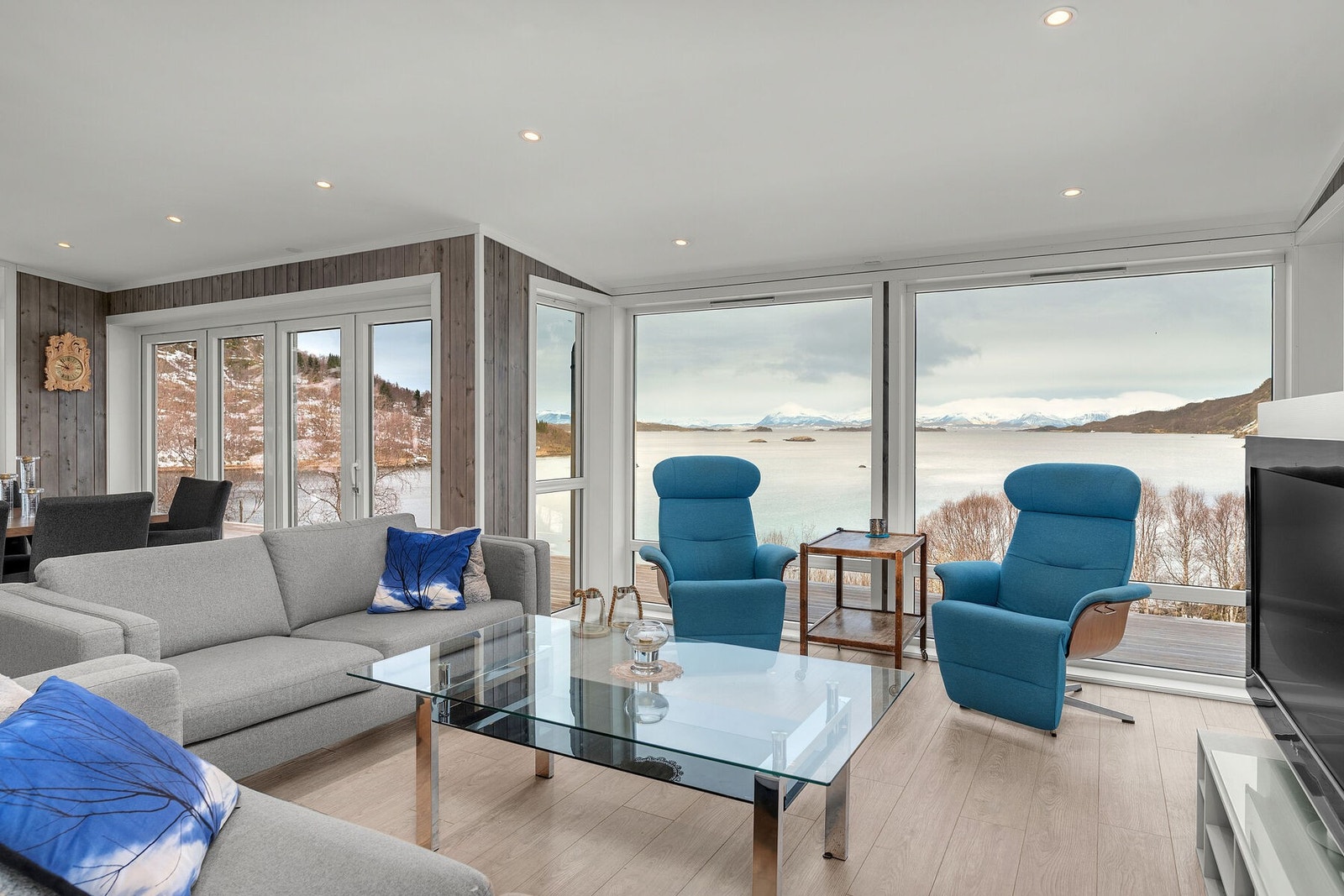 I stuen er det innfelte spotter i tak som sørger for god belysning Galleribilde