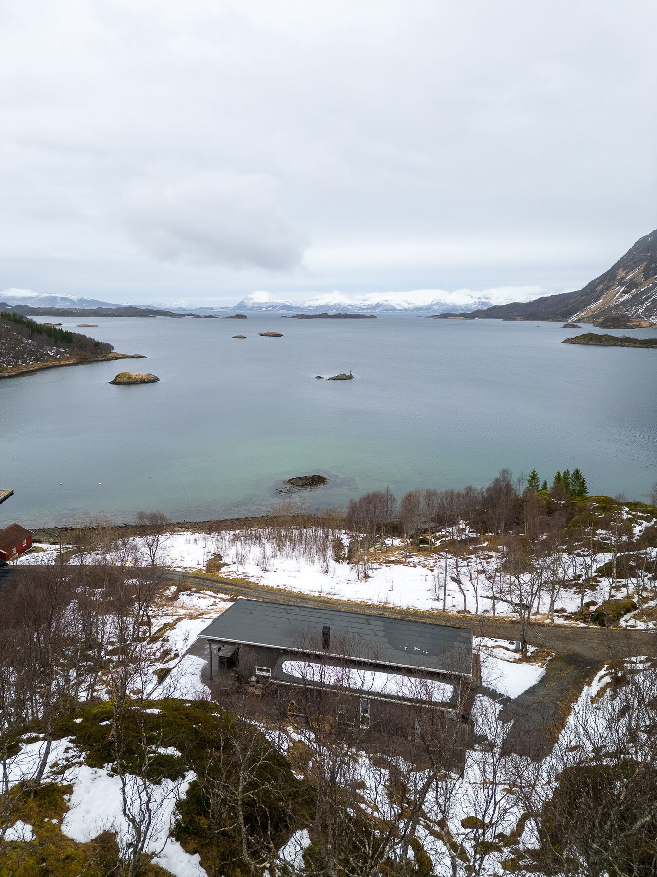 Eiendommen ligger ca. 62 km fra Sortland, regionsenteret i Vesterålen, og ca. 55 km fra Svolvær | Det er kort gangavstand til kai, med mulighet for anløp av hurtigbåt fra Stokmarknes etter avtale Galleribilde