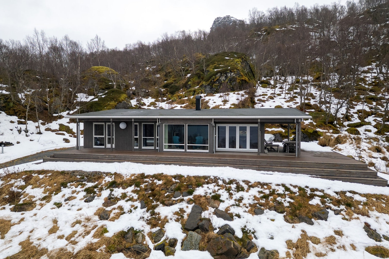 Sammenhengende terrsaae på 3 sider av hytta Galleribilde
