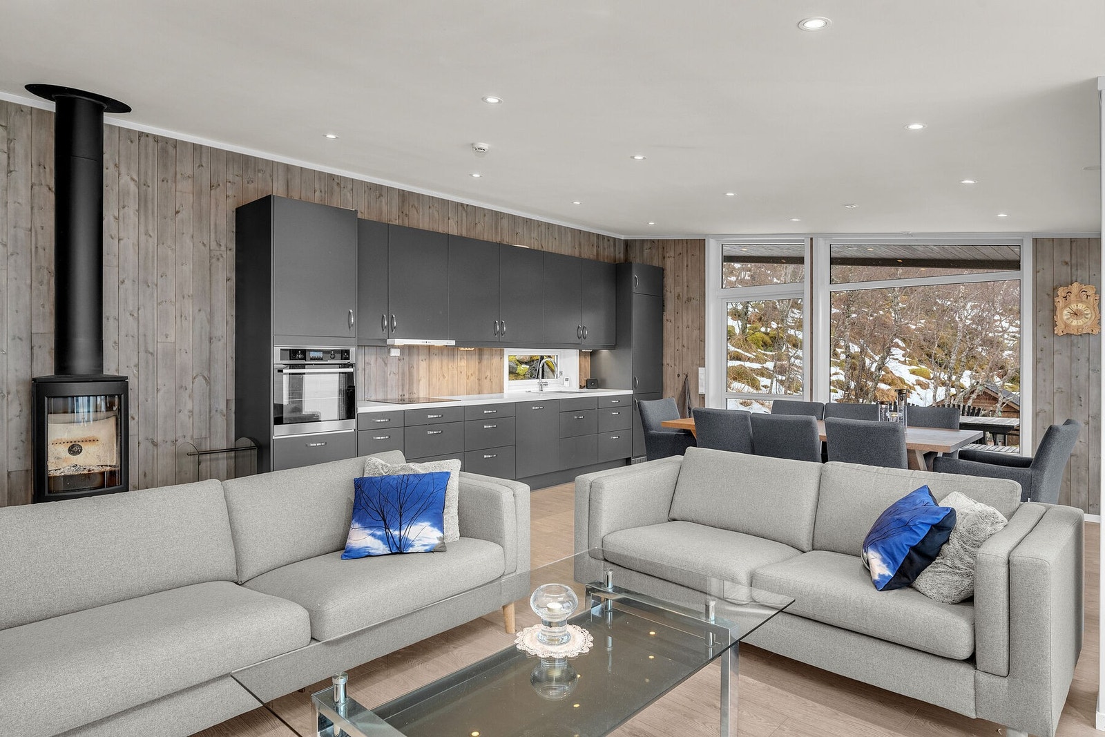 Åpen kjøkkenløsning mot stue, store vindusflater og moderne materialvalg Galleribilde