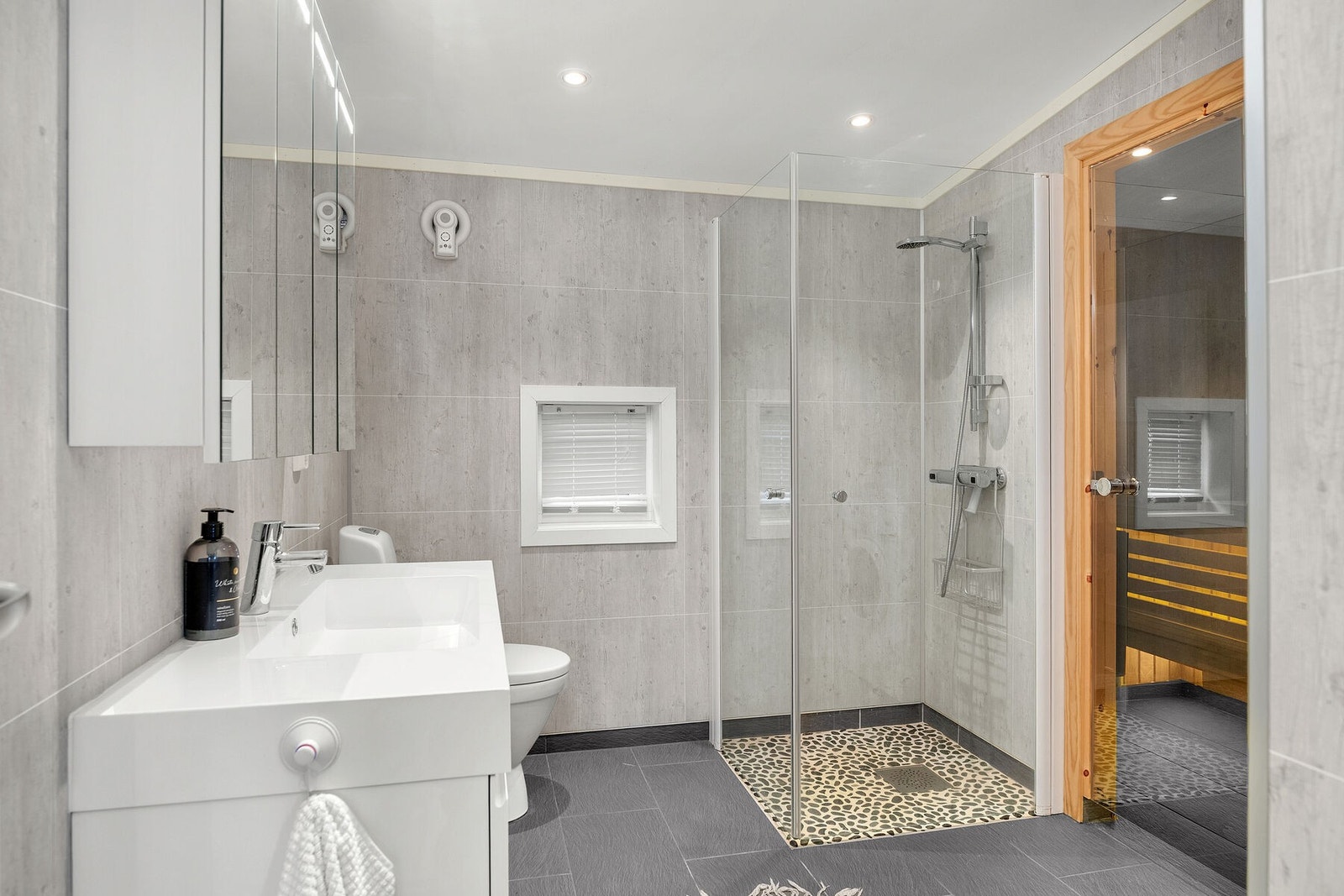 Innbydende bad med egen badstue - ren velvære på hytta Galleribilde