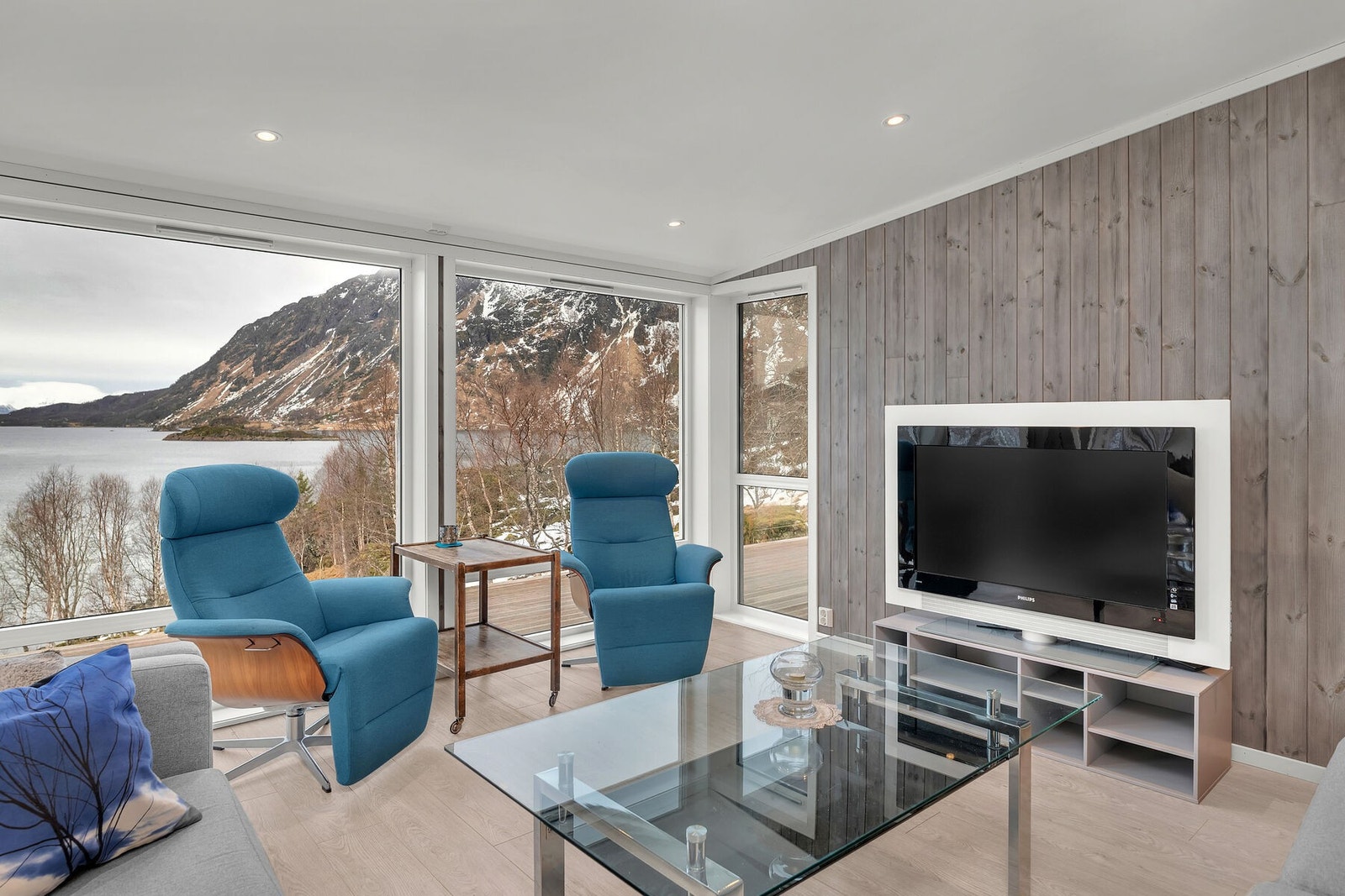 Med tidsriktige materialvalg ligger alt til rette for at du kan sette ditt personlige preg på hytta når det gjelder møbler og interiør Galleribilde