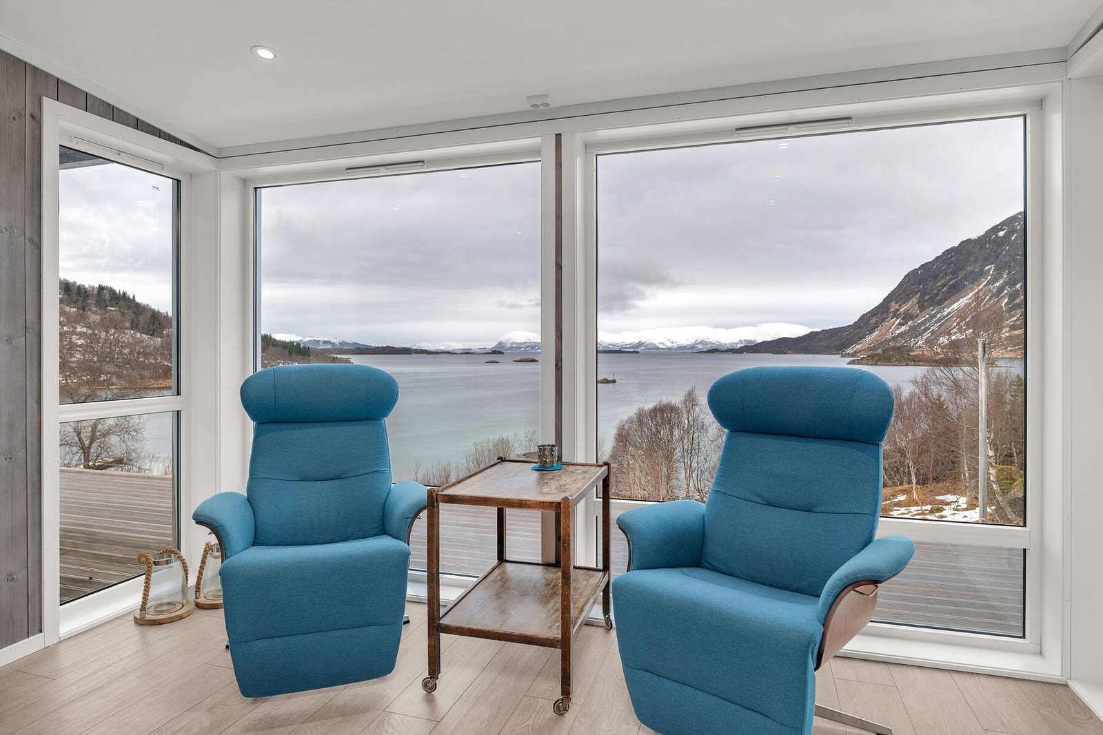 Store vindusflater fra tak til gulv Galleribilde